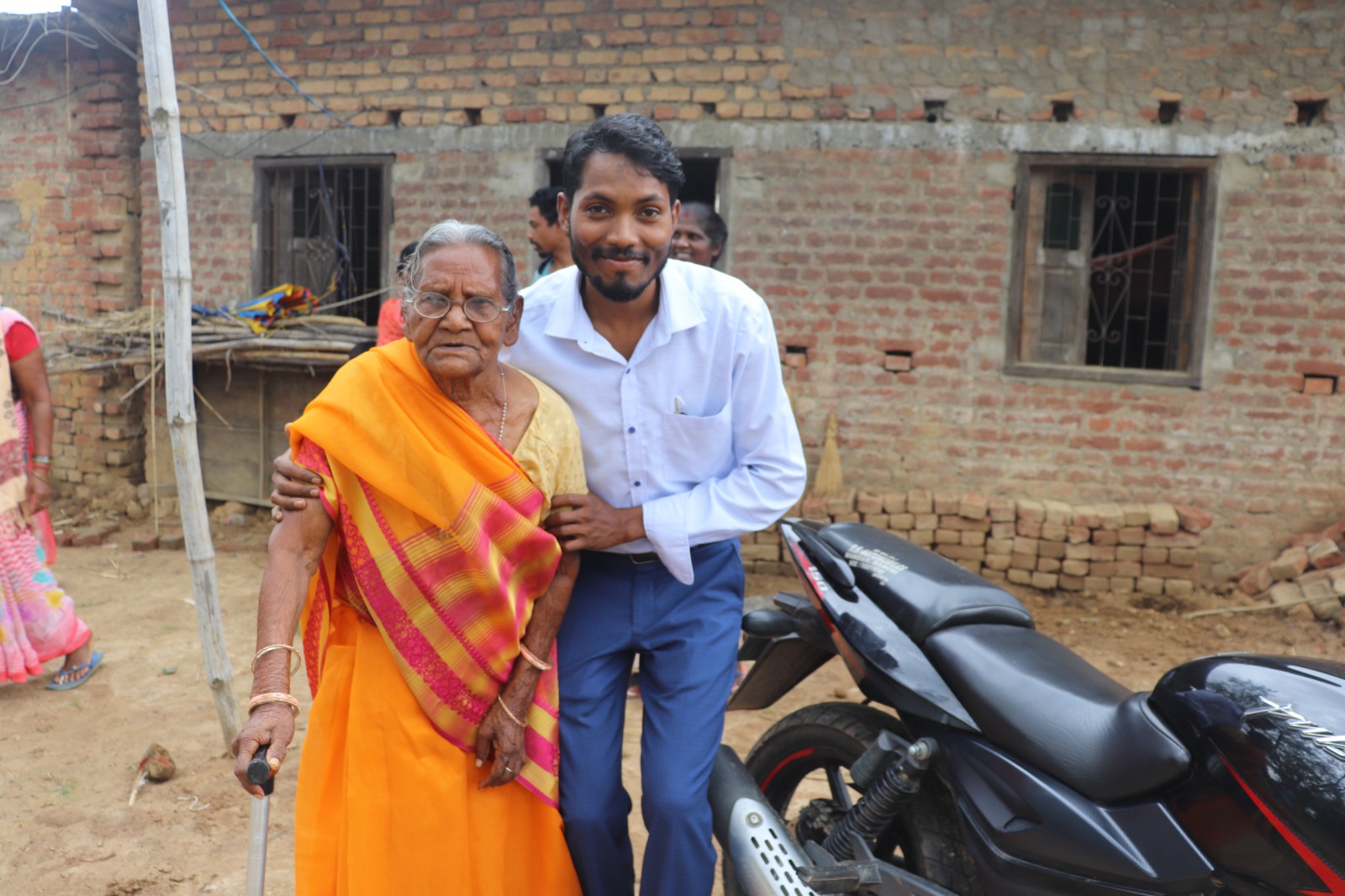 अपने पैतृक गांव में बड़ी मां के साथ संजय